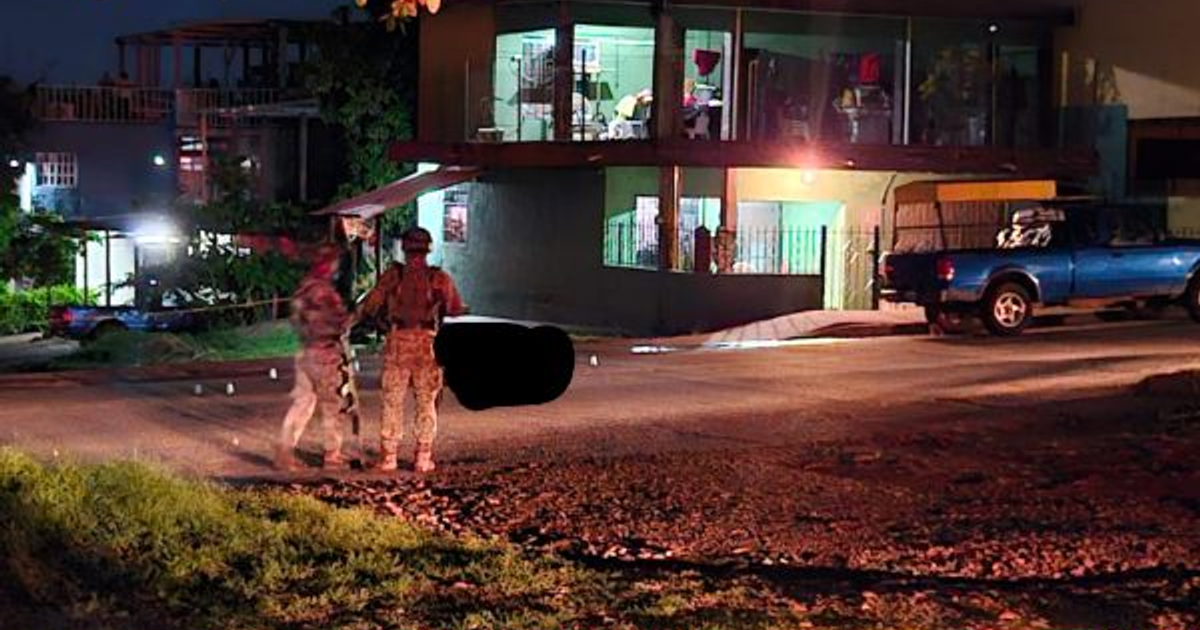 Escena del crimen en Culiacán, joven asesinado en motocicleta