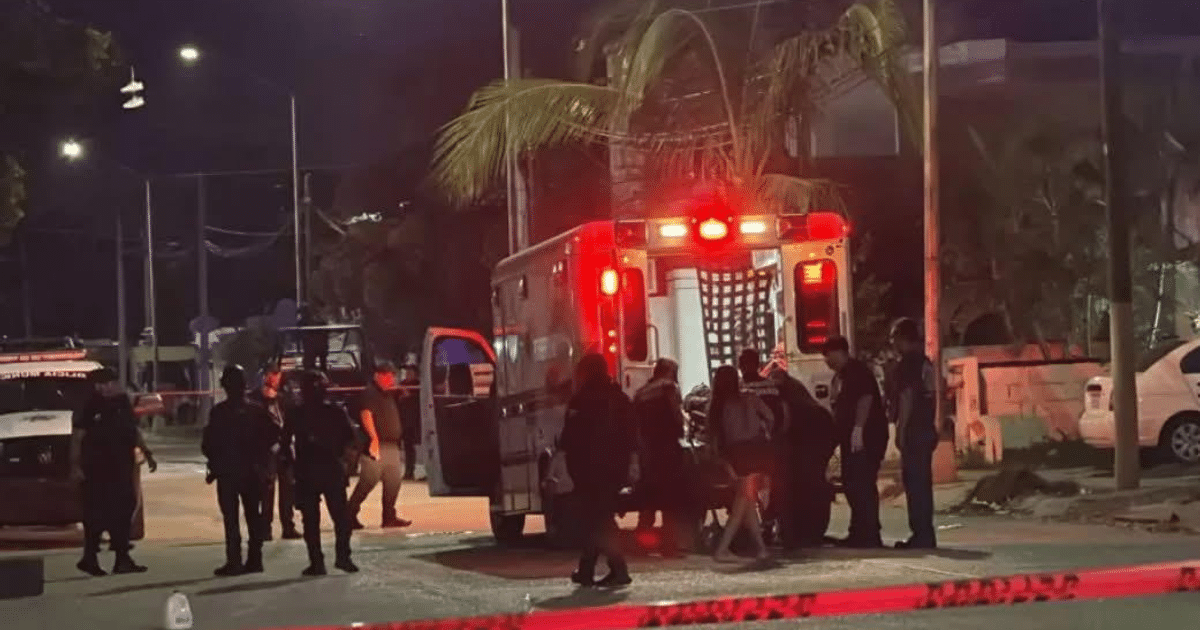 Agentes de seguridad y ambulancia en escena nocturna de emergencia en Mazatlán