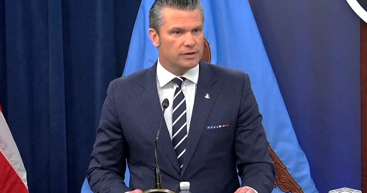 Pete Hegseth en conferencia de prensa sobre operaciones antinarcóticos de EE.UU.