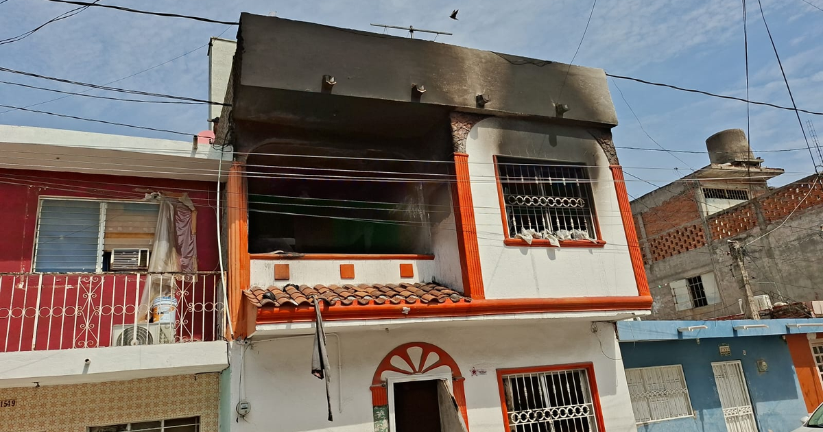 Edificio dañado por incendio en Mazatlán, con hollín visible y cielo despejado.