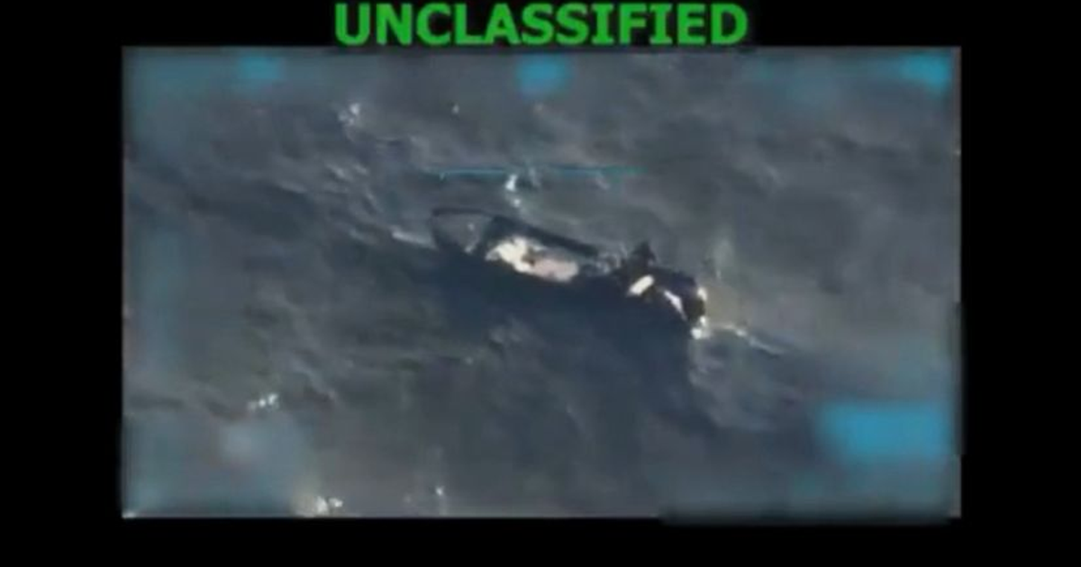 Vista aérea de un bote en el agua con texto 'UNCLASSIFIED'.