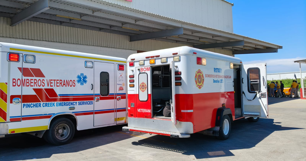 Dos ambulancias de Bomberos Veteranos estacionadas en una base de emergencias, relacionadas con un ataque de abejas en Mazatlán.