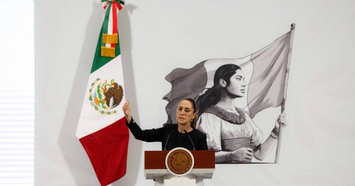 Mujer en evento oficial en México con bandera y mural, relacionado con ataque en Culiacán.