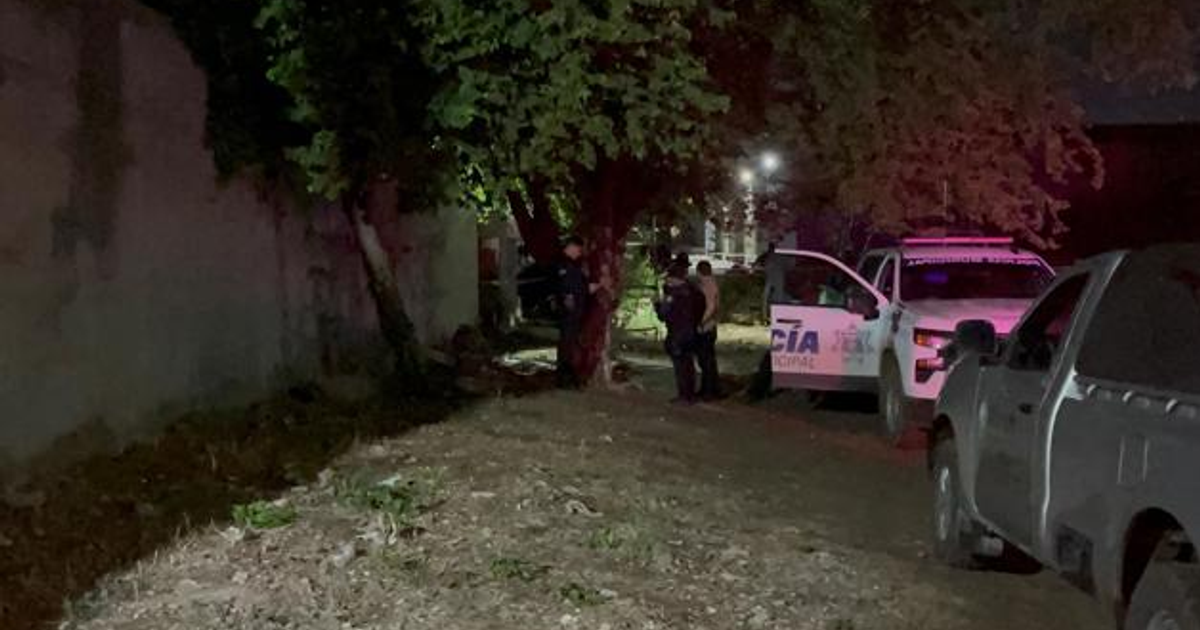 Entorno urbano nocturno en Mazatlán con vehículos de policía tras explosión en colonia Jaripillo.