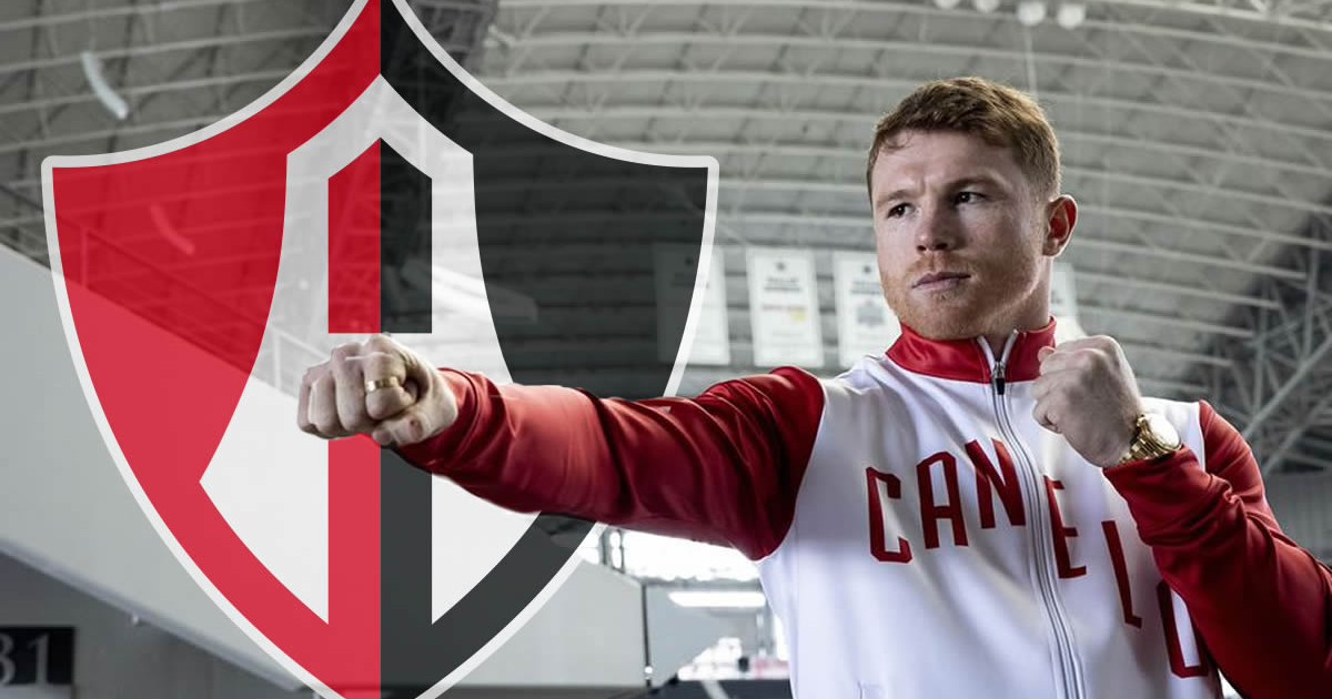Persona en postura de boxeo frente a un escudo deportivo, simbolizando el interés de Canelo Álvarez en el Atlas.