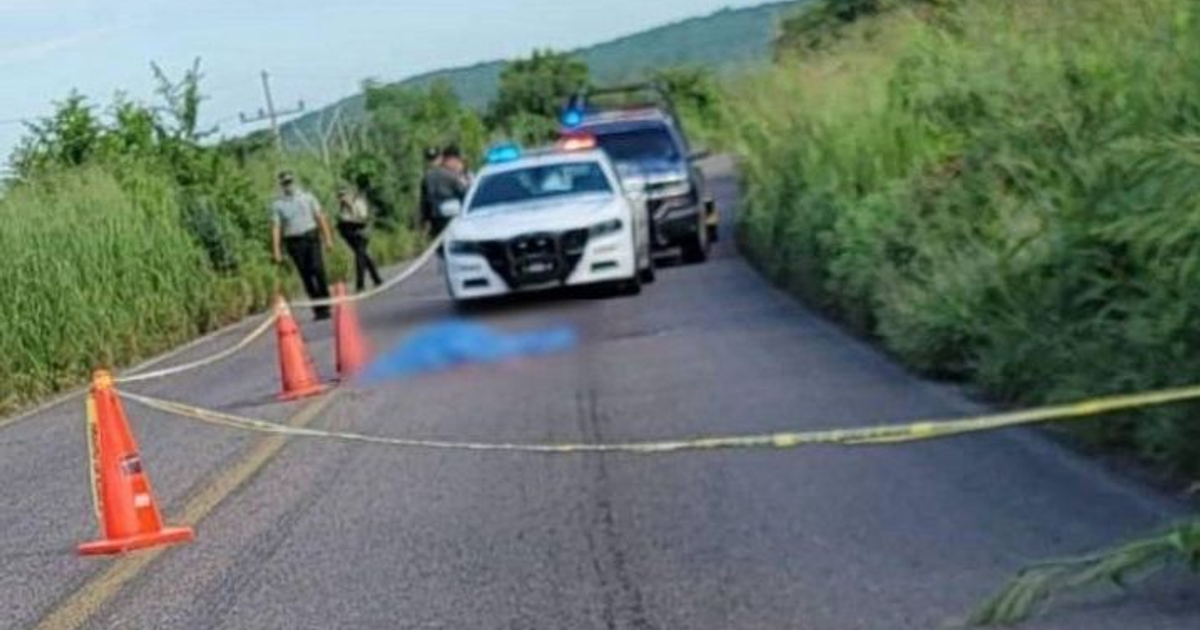 Escena del accidente en la carretera México 15 en Escuinapa, donde un hombre fue atropellado y el vehículo se dio a la fuga.