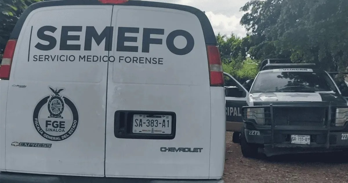 Furgoneta de SEMEFO y patrulla en escena de crimen en Badiraguato, Sinaloa