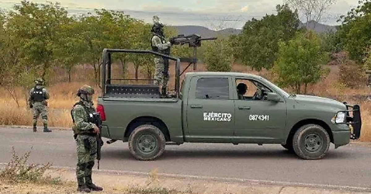 Vehículo militar del ejército mexicano con soldados armados en Culiacán, Sinaloa.
