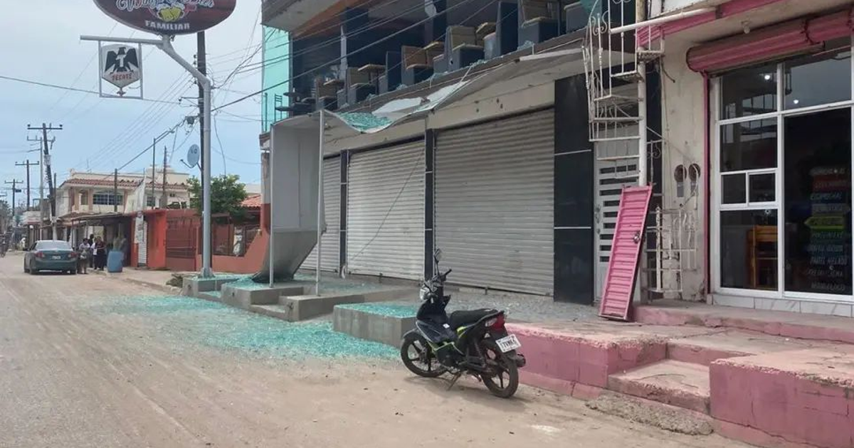 Calle de Villa Juárez con motocicleta, negocios cerrados y restos de cristal tras detonaciones