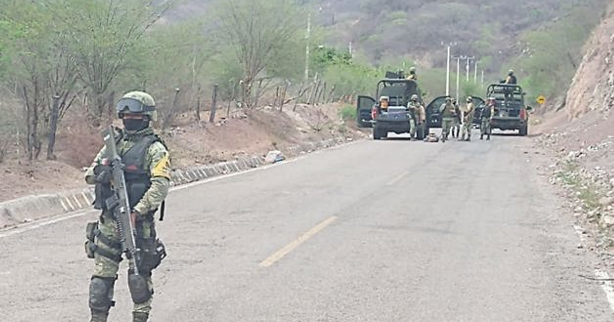 Soldado armado en carretera con vehículos militares en Tepuche, Sinaloa