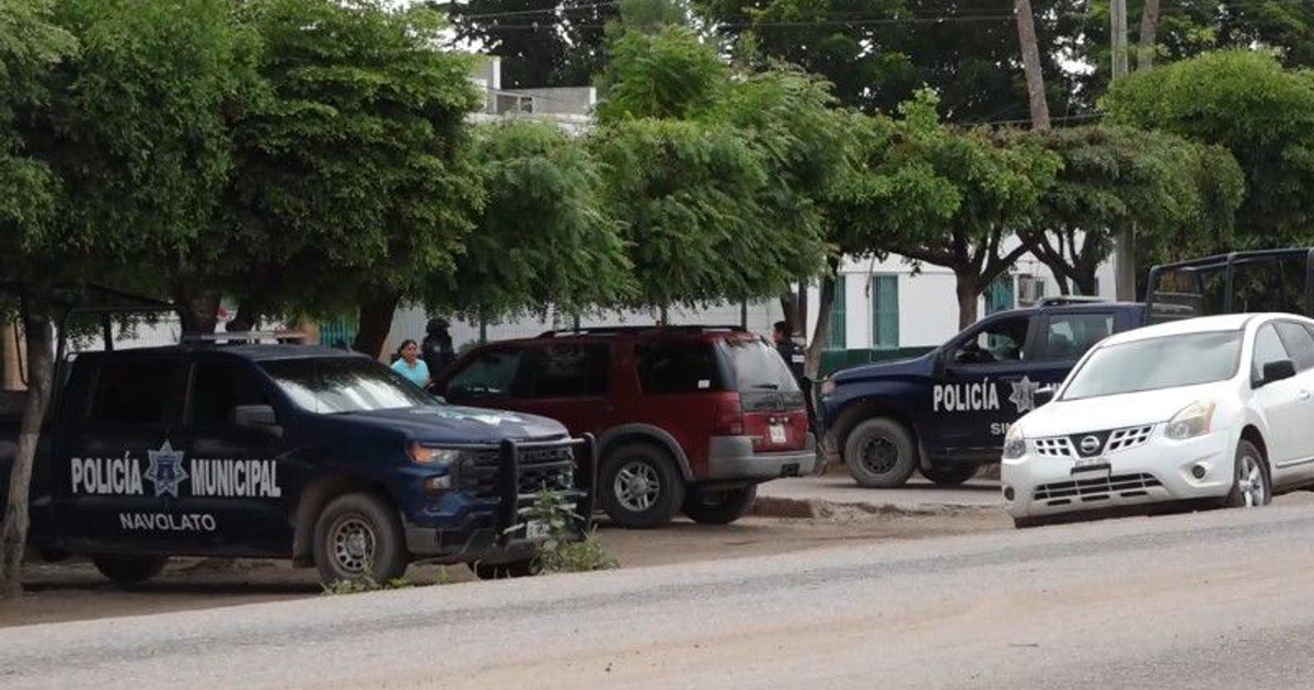 Camionetas de la Policía Municipal de Navolato en una calle urbana
