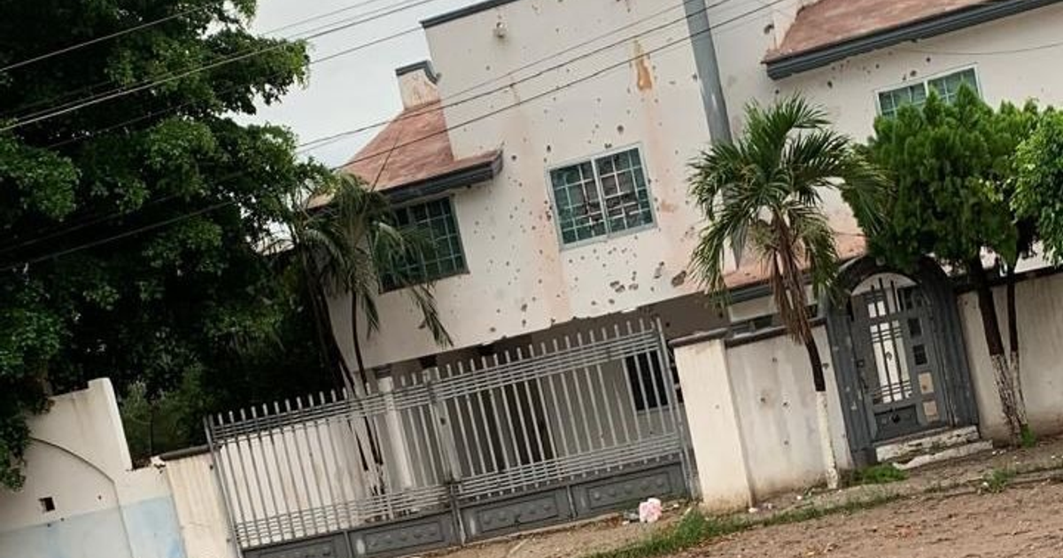 Edificio con daños visibles en Navolato tras balaceras