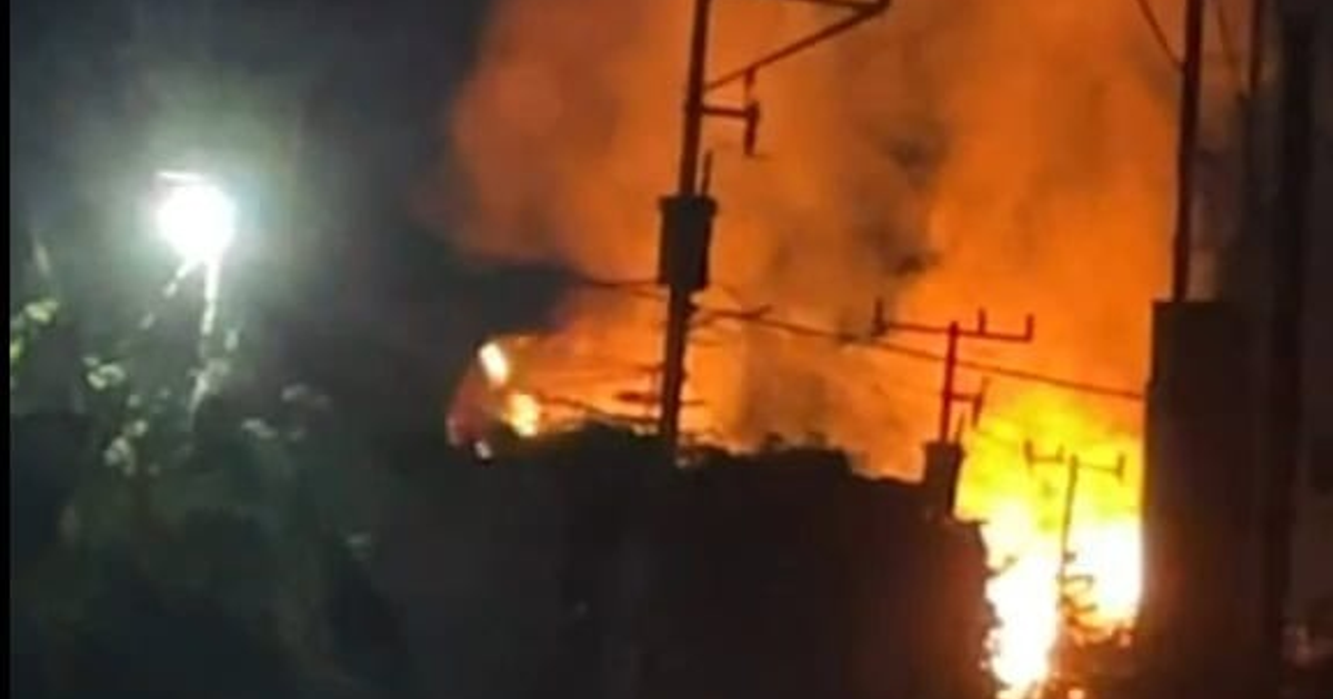 Incendio nocturno en Culiacán con llamas y humo tras balaceras