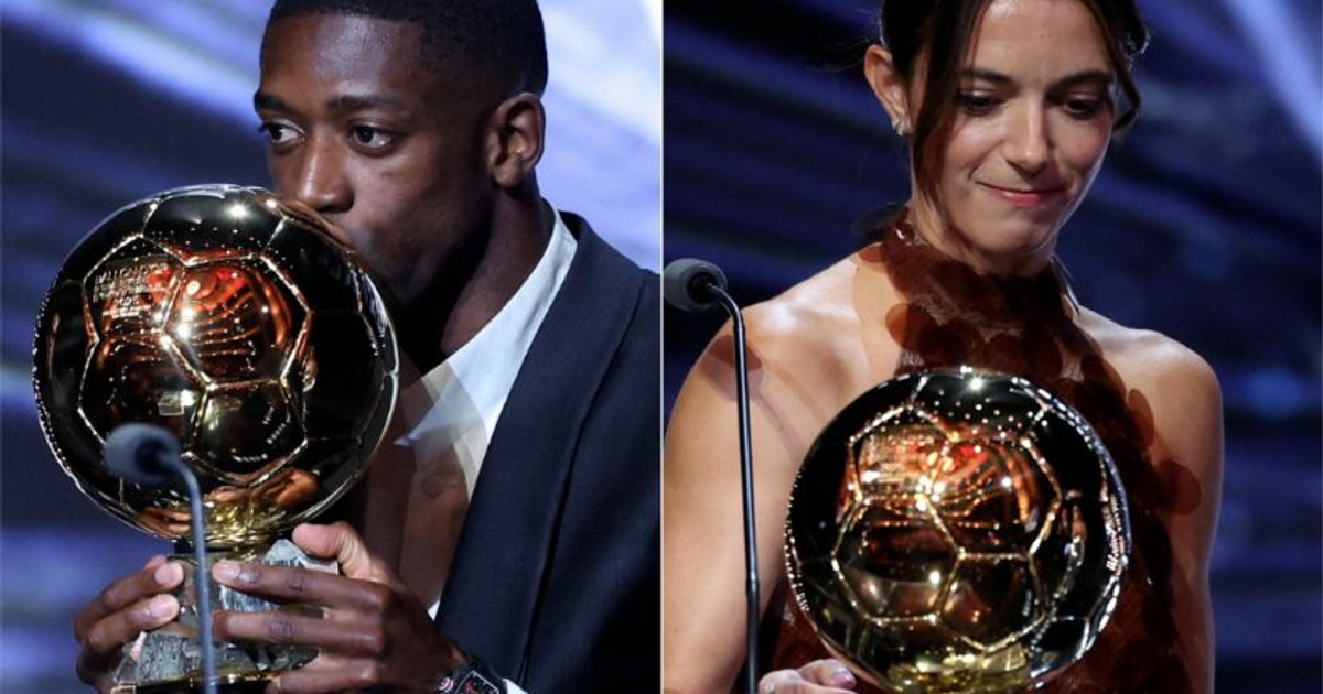 Ousmane Dembélé sosteniendo el Balón de Oro 2025 junto a otro galardonado en París.