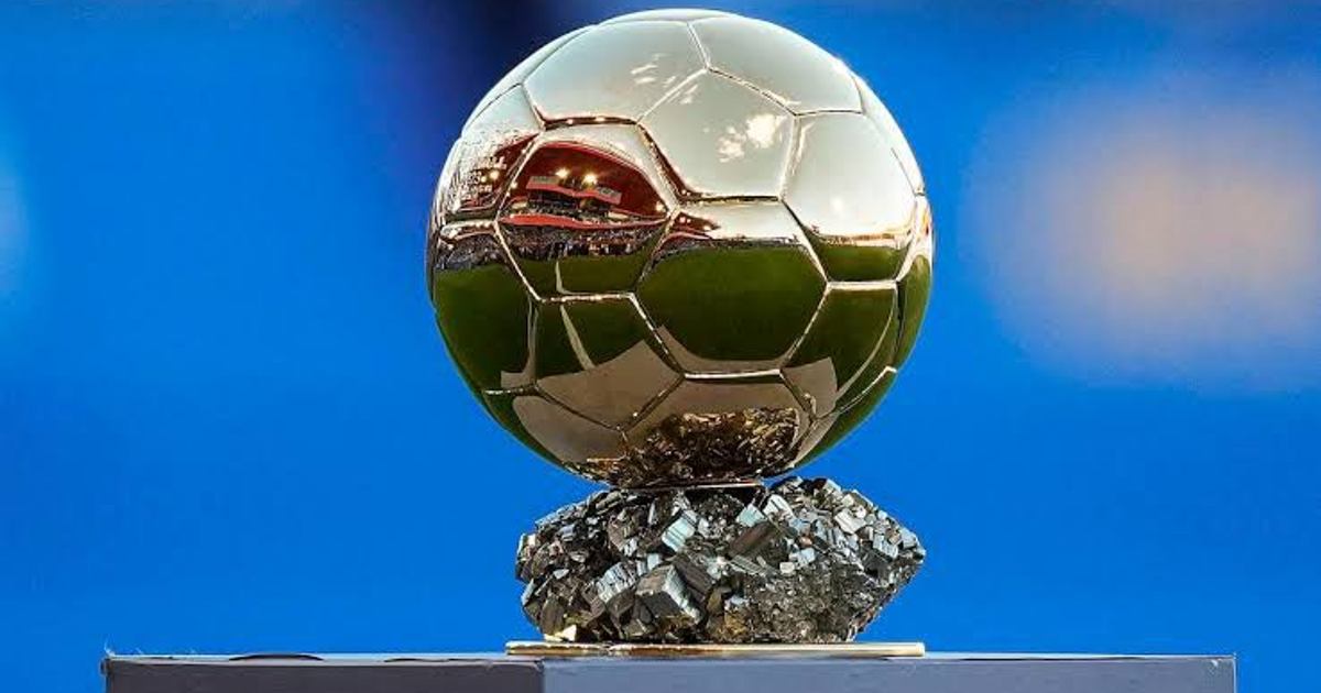 Trofeo del Balón de Oro sobre base mineral con fondo azul