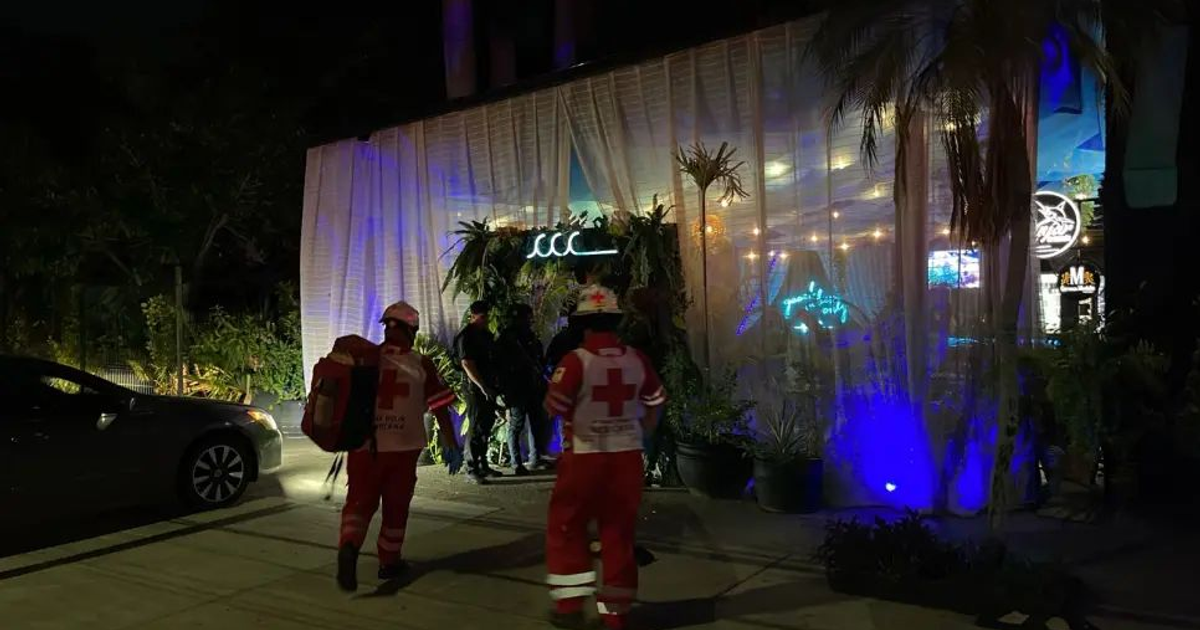 Personal de Cruz Roja en escena de emergencia nocturna en restaurante de Culiacán