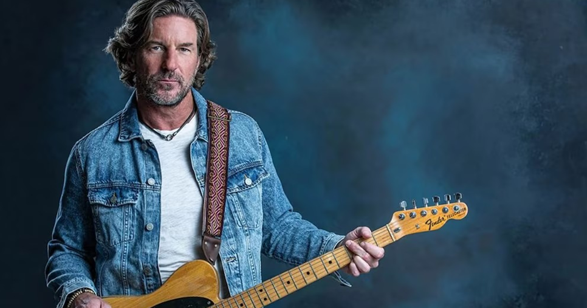 Brett James con guitarra eléctrica, homenaje al compositor fallecido