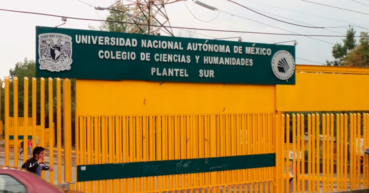 Entrada del CCH Sur de la UNAM con letrero y rejas amarillas