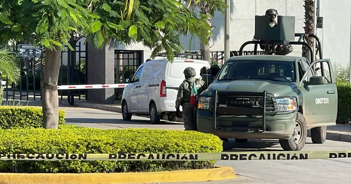 Operativo militar en Culiacán con vehículo militar y camioneta blanca asegurada.