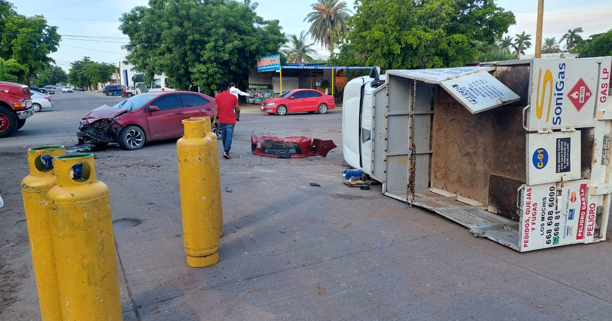 Accidente de tráfico en Los Mochis con vehículo volcado y tanques de gas visibles
