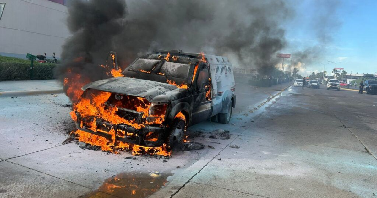 Camioneta de valores en llamas en Los Mochis, Sinaloa, con humo negro y fuego visible.