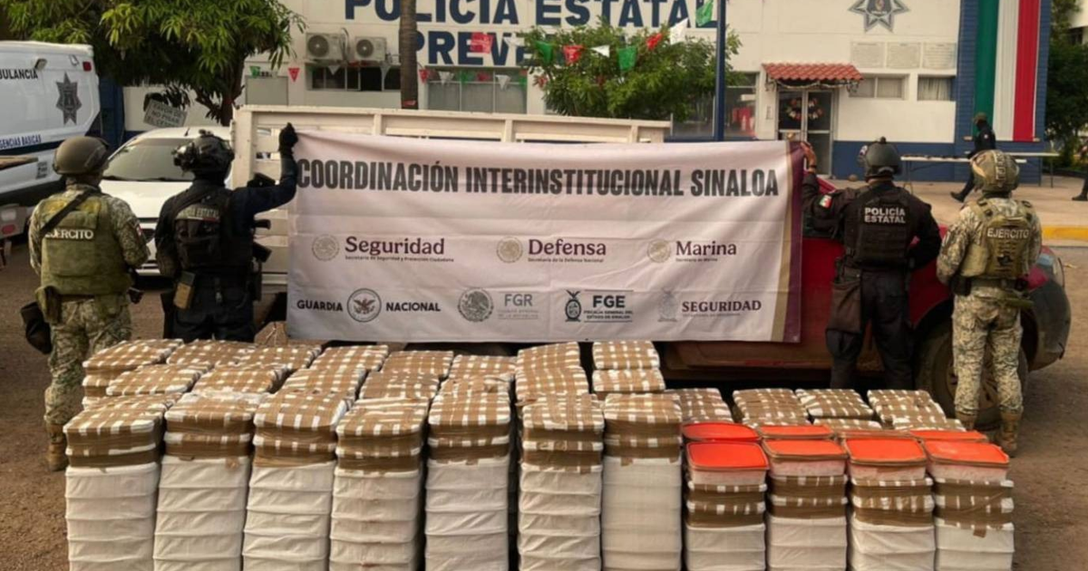 Operativo de seguridad en Sinaloa con policía y ejército, paquetes apilados y cartel de coordinación interinstitucional.