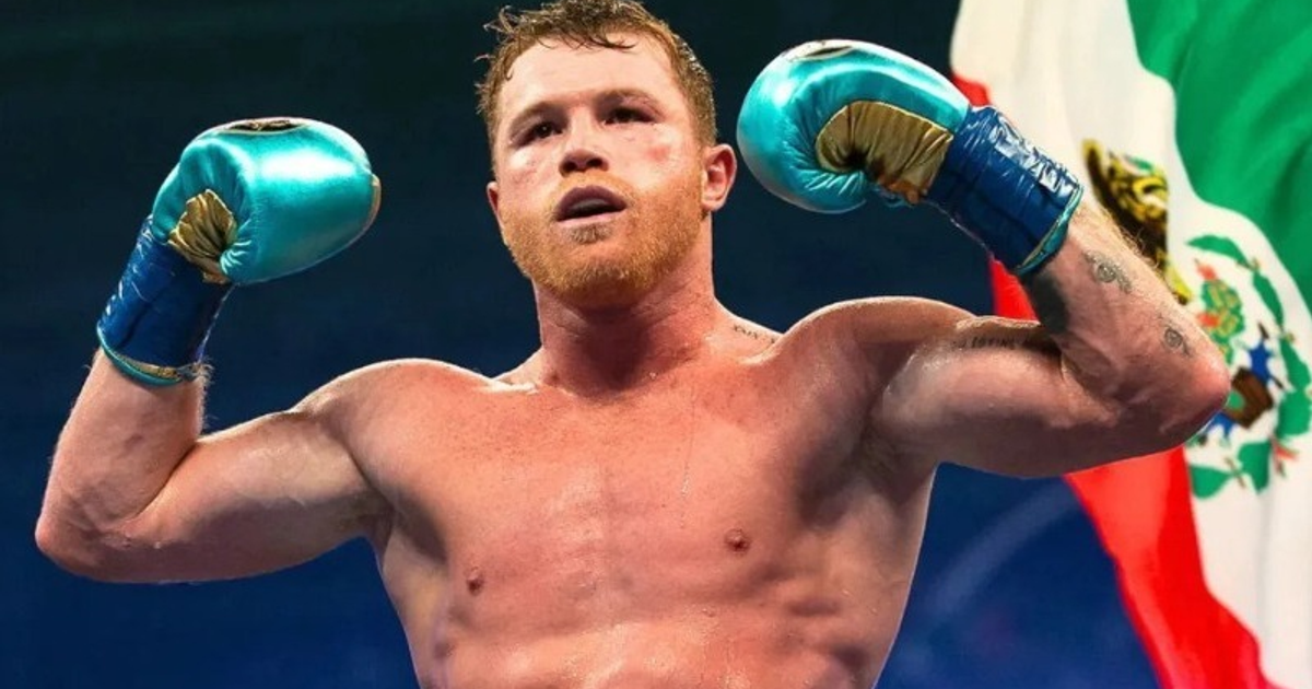 Boxeador mexicano en posición de triunfo con bandera de México al fondo