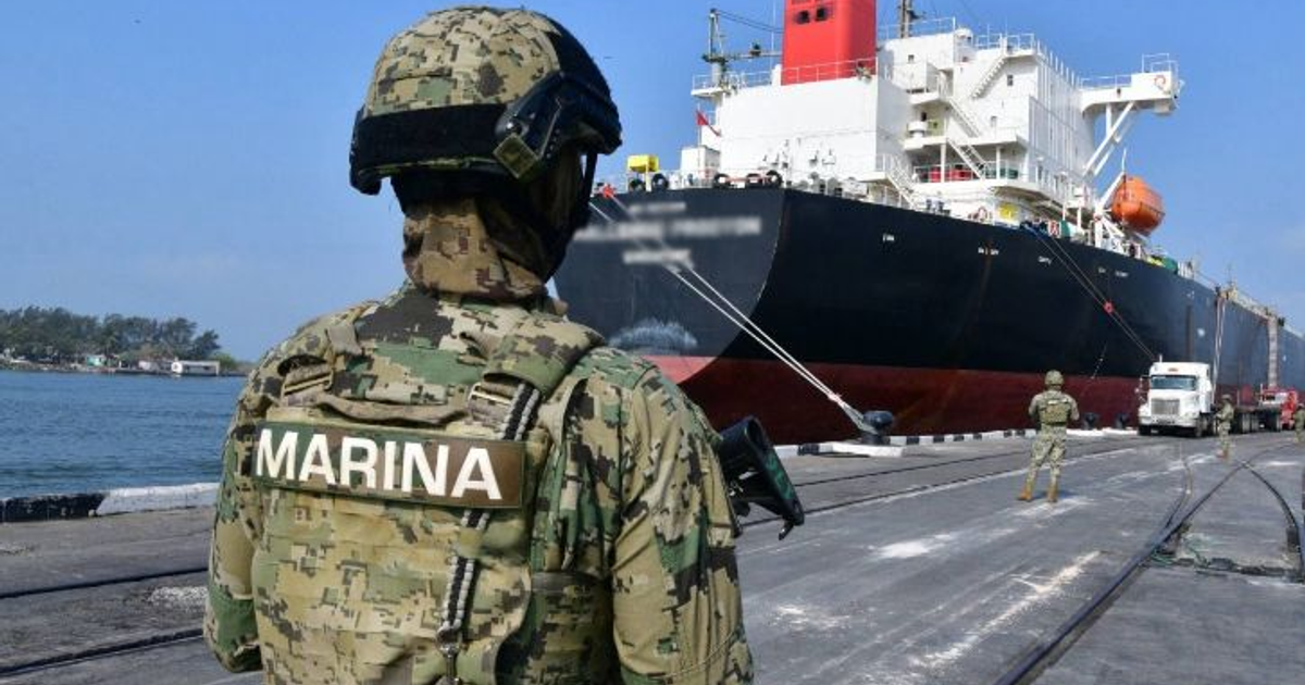Miembro de la Marina en uniforme camuflado observando un barco en Puerto Peñasco