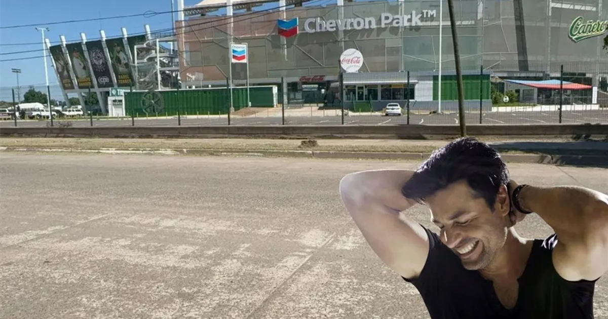 Hombre sonriente frente a Chevron Park™ en un día soleado, con mejoras viales en Los Mochis.