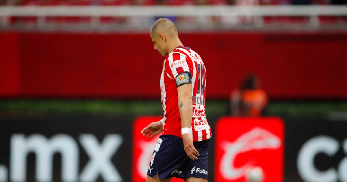 Jugador de fútbol cabizbajo en estadio tras partido amistoso Chivas vs León