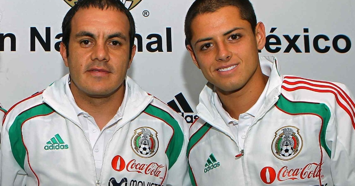 Cuauhtémoc Blanco y David Faitelson en evento de fútbol en Coapa, México, con uniformes de la selección nacional.
