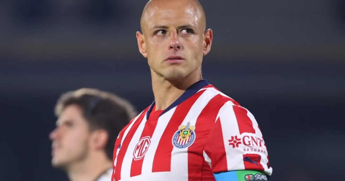 Jugador de fútbol con uniforme de rayas rojas y blancas
