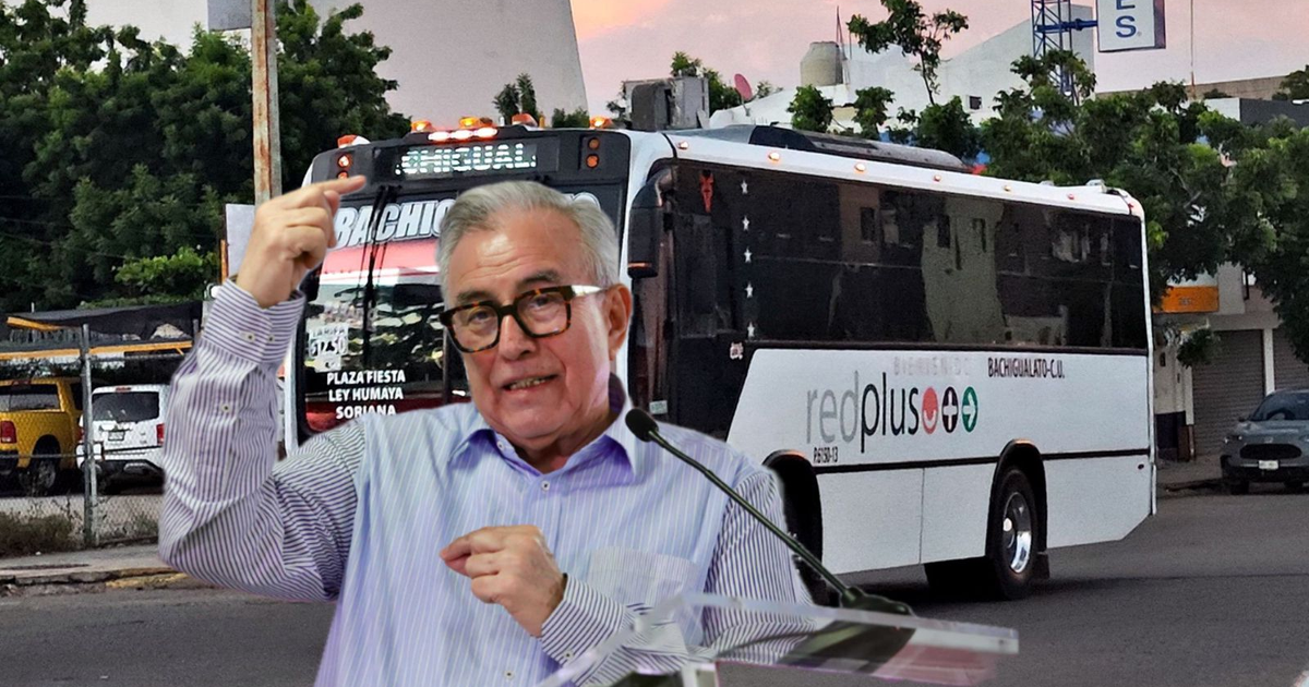 Hombre en conferencia de prensa frente a autobús 'redplus' en Culiacán