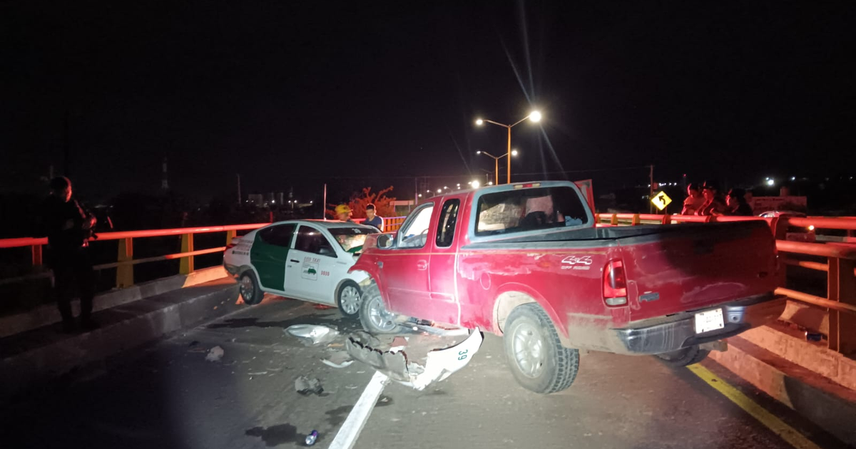 Accidente nocturno en el Puente Blanco entre un ecotaxi y una pickup roja en Guamúchil