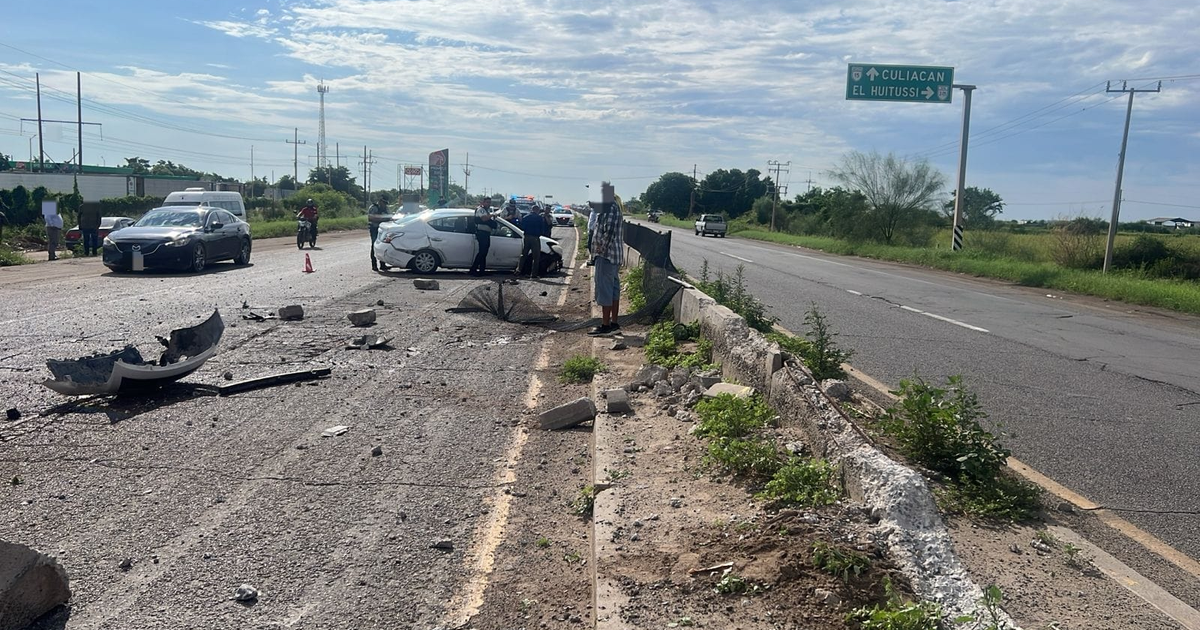 Accidente de tráfico en la carretera México 15 con vehículos y escombros