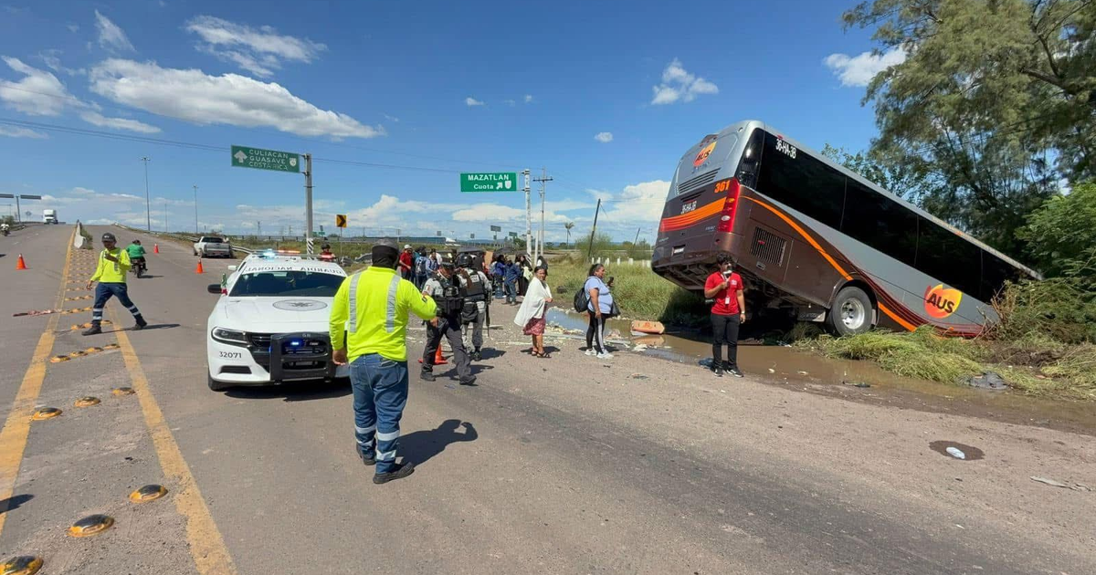 Accidente de autobús en la carretera Mazatlán–Culiacán, con personal de rescate y policía en la escena.