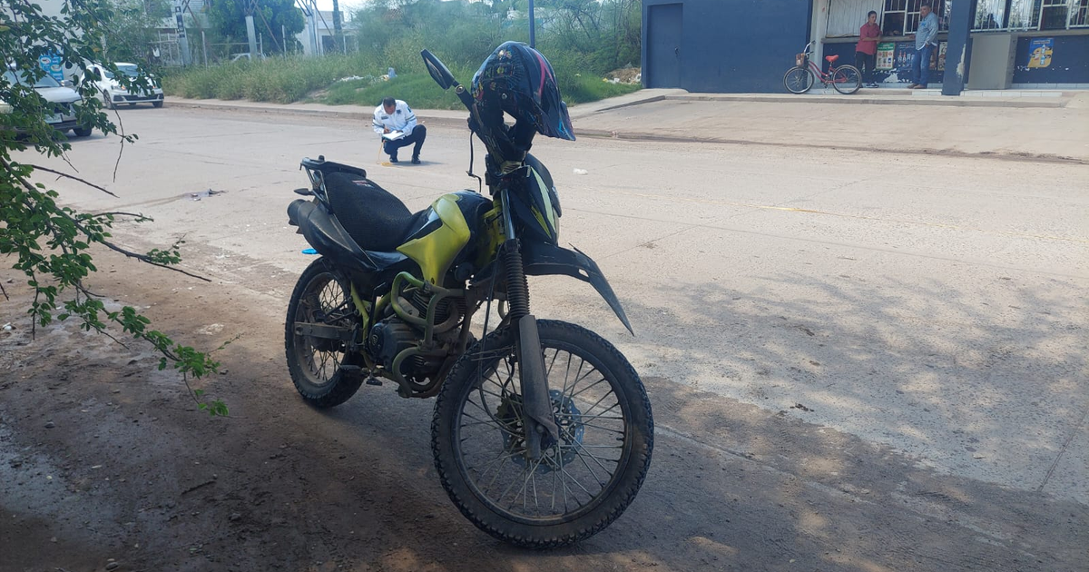 Motocicleta Italika amarilla y negra en escena de accidente en Los Mochis