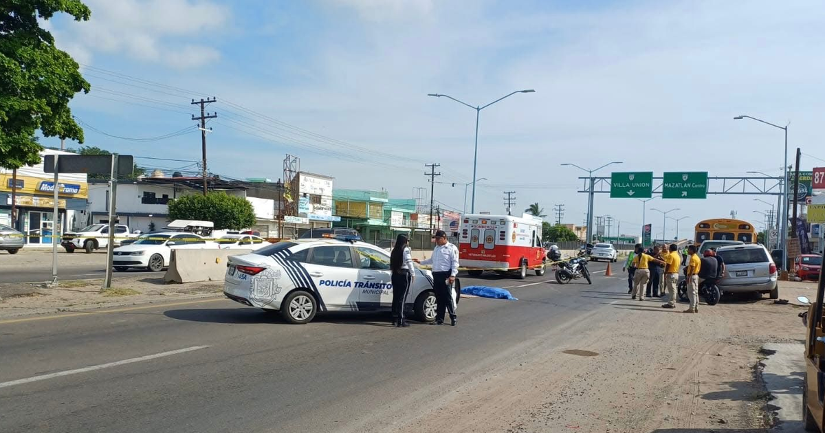 Escena de accidente en Mazatlán con policía, ambulancia y personal de emergencia