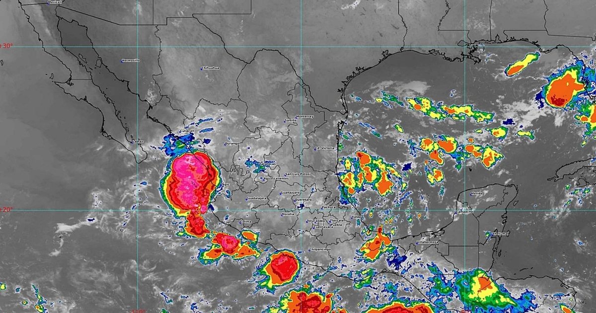 Imagen satelital de actividad atmosférica en México, destacando nubosidad y posibles tormentas relacionadas con el ciclón tropical Mario.