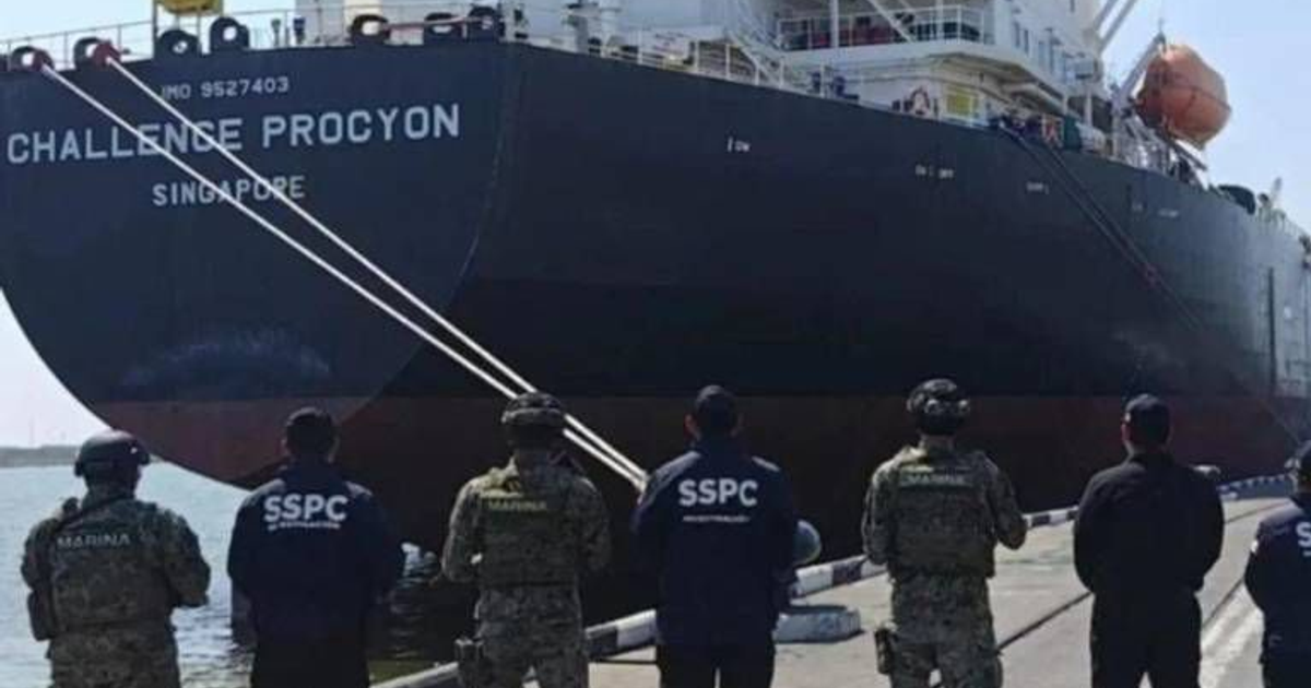 Barco mercante 'Challenge Procyon' en puerto con fuerzas de seguridad