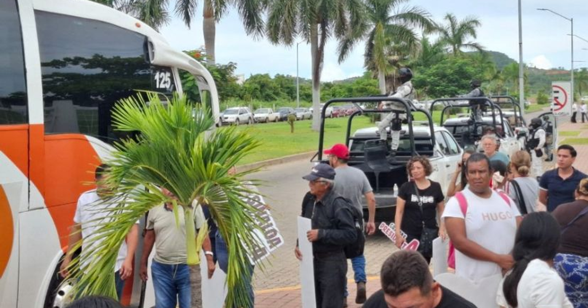 Manifestación en Mazatlán con autobús y vehículos de seguridad