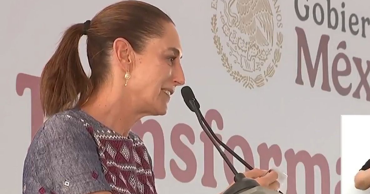 Claudia Sheinbaum hablando en un evento en Mazatlán, Sinaloa, con un cartel del gobierno de México detrás.