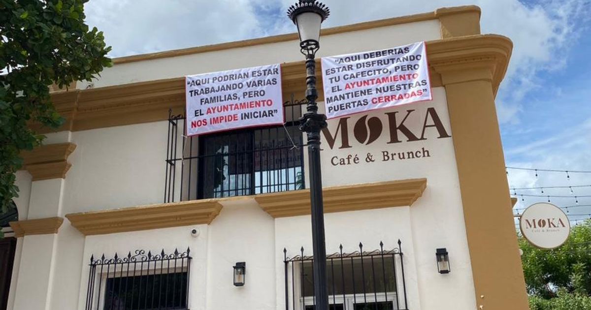 Fachada de MOKA Café & Brunch con pancartas de protesta por clausura en Mocorito