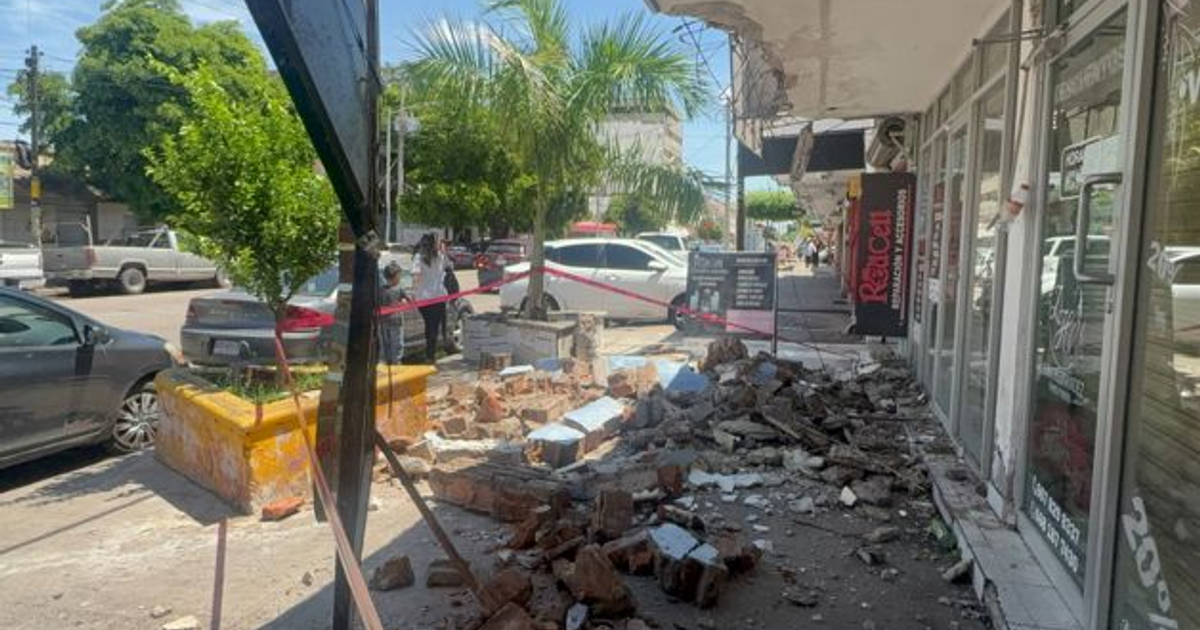 Escombros en calle de Los Mochis tras colapso de marquesina por tormenta