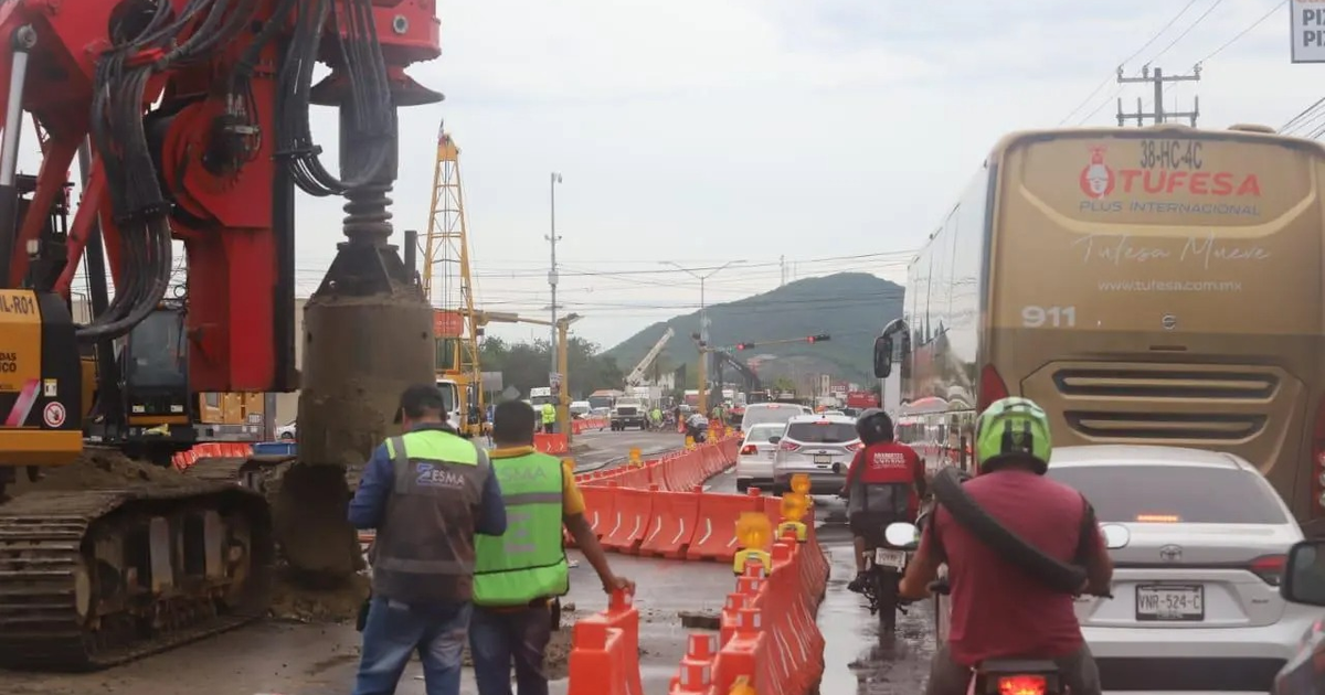 Construcción en la carretera Internacional México 15 con maquinaria pesada y tráfico vehicular