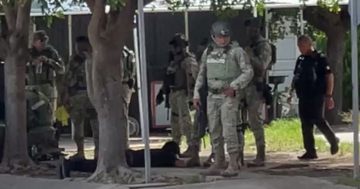Operativo militar en Camino Real, Culiacán, con fuerzas de seguridad y un individuo en el suelo.