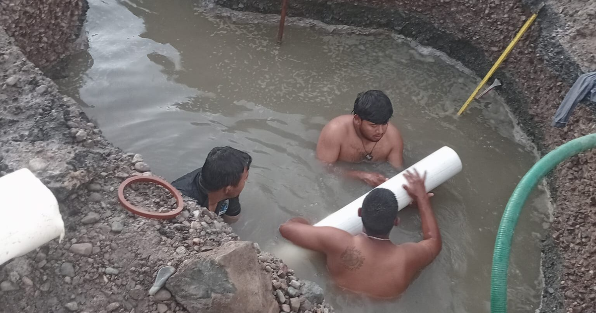 Trabajadores reparando tubería en área inundada en Mazatlán