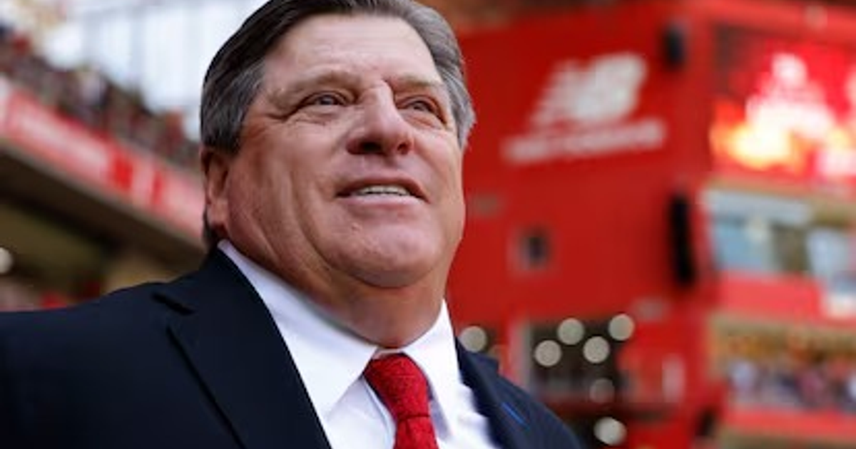 Jugadores de Costa Rica y Haití disputando el balón en un partido de fútbol