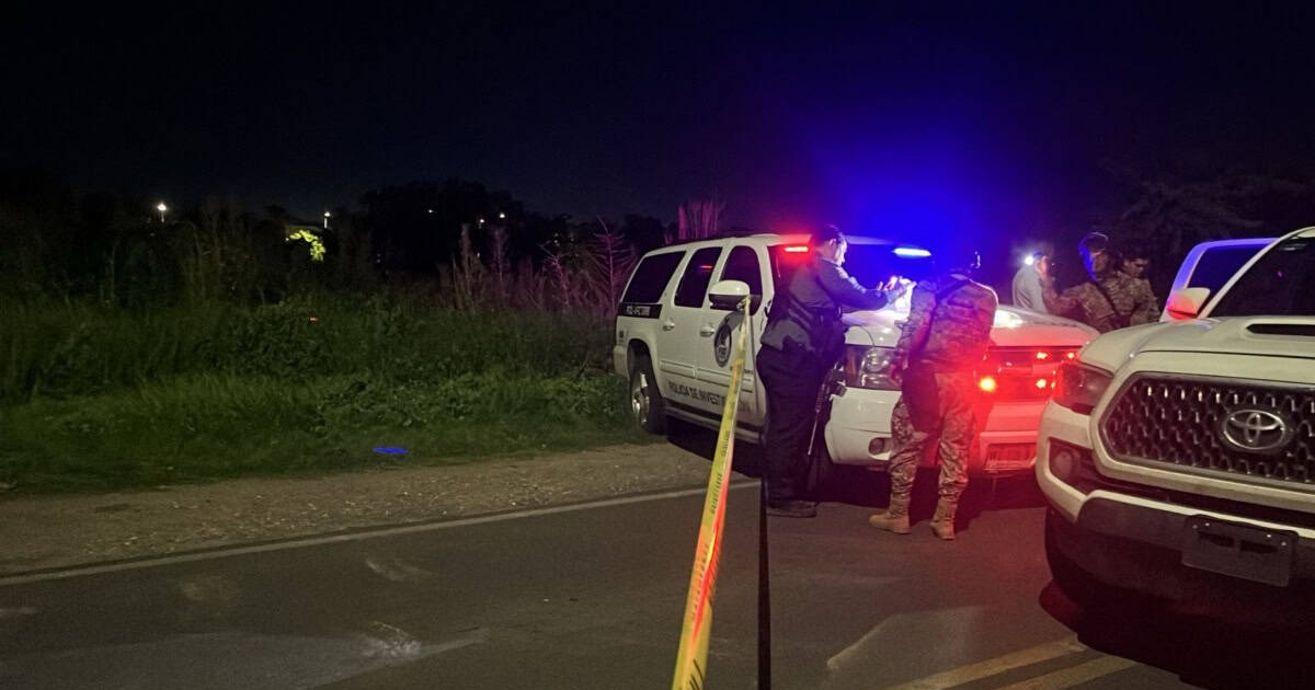 Operativo policial nocturno en Las Bebelamas, Navolato, con vehículos y agentes en acción.