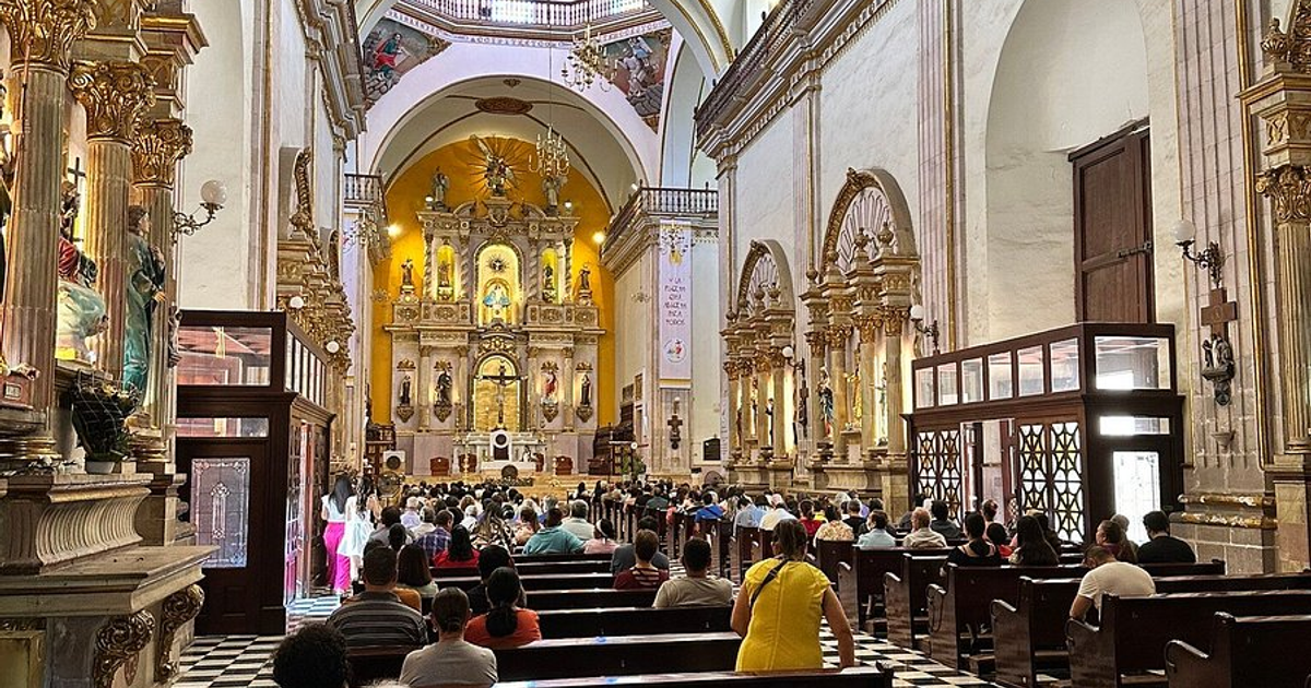 Interior de la Basílica de Nuestra Señora del Rosario durante misa por el aniversario de Culiacán